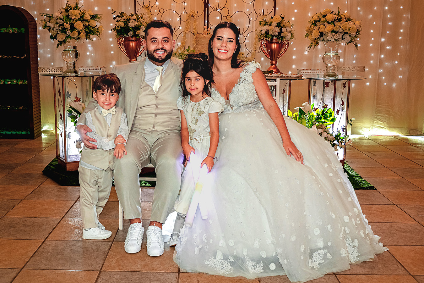 Casal durante festa de casamento